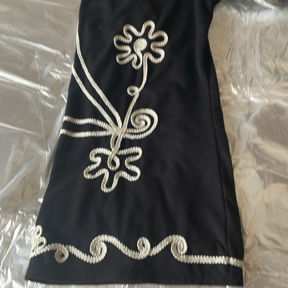 Carole Little. Plus Size 2X. Black Top with White Shiny Embroidered Designs - Picture 13 of 16